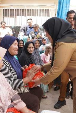 ‎Wali Kota Eva Dwiana Bagikan Bantuan Beras kepada Puluhan Ribu Warga ‎