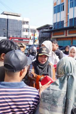 ‎Sambut Hari Kemerdekaan Eva Dwiana Bagikan 10 Ribu Bendera Merah Putih ke Warga