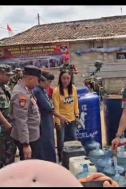 TNI, Polri dan Damkar Salurkan Bantuan Air Bersih untuk Warga Desa Serdang
